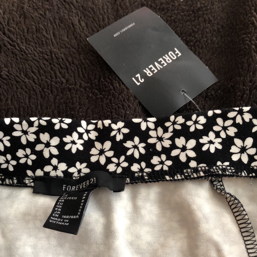 Forever 21 black with white flowers skirt - Picture 5 of 6